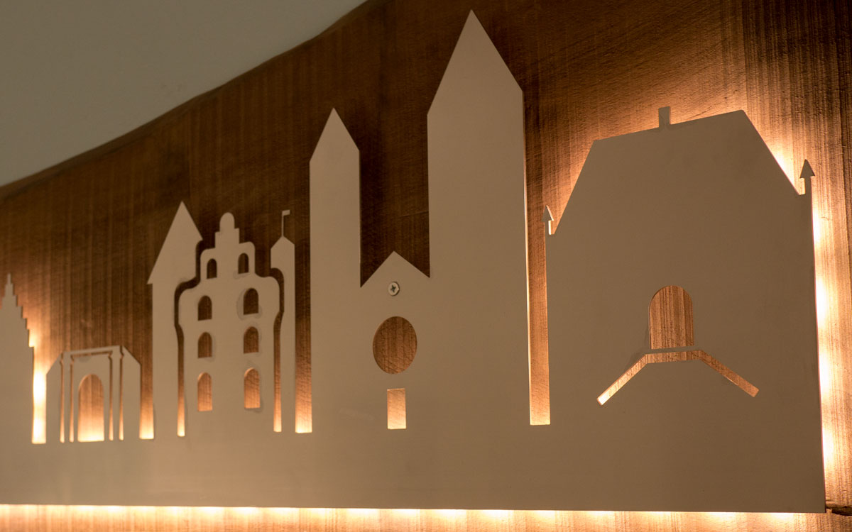 Skyline von Osnabrück aus Massivholz mit indirekter LED-Beleuchtung