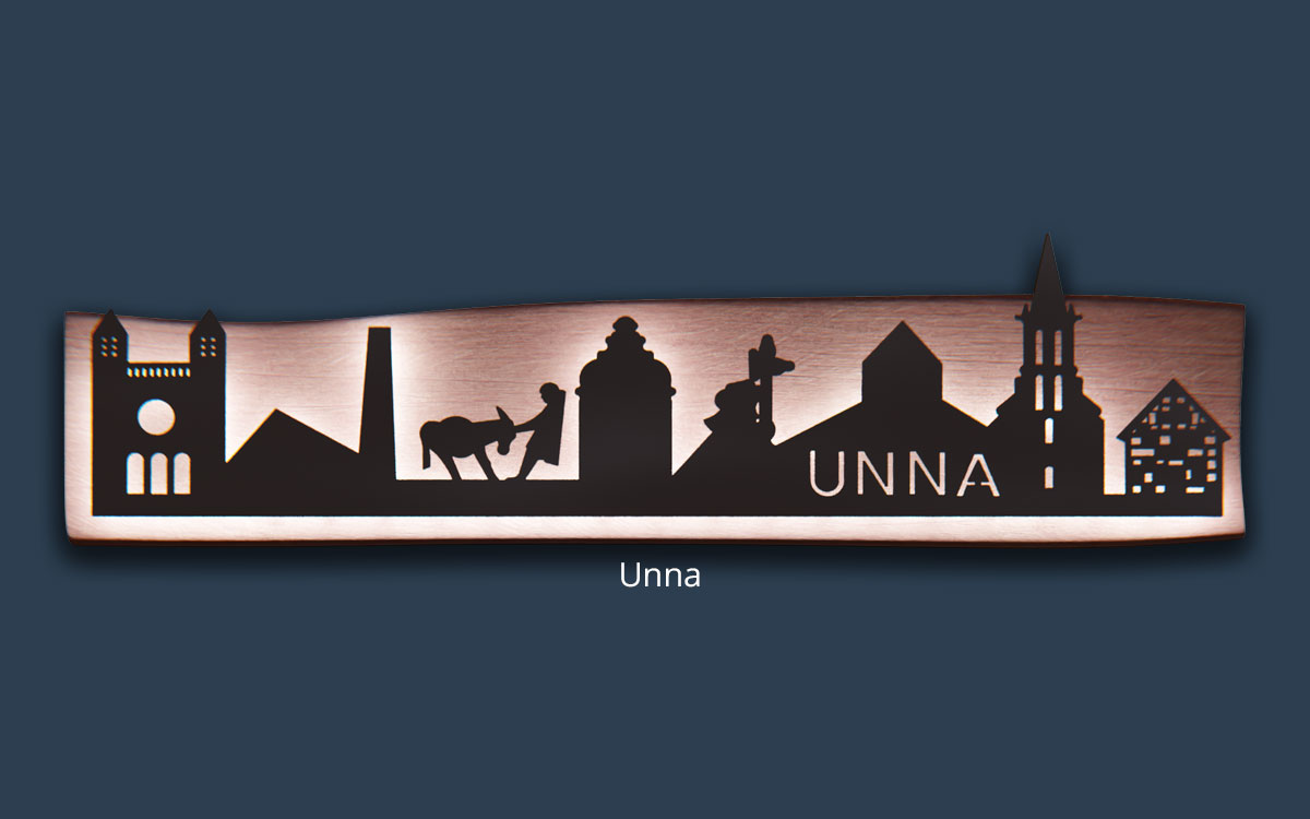 Skyline von Unna aus Edelstahl auf Massivholz mit indirekter LED-Beleuchtung